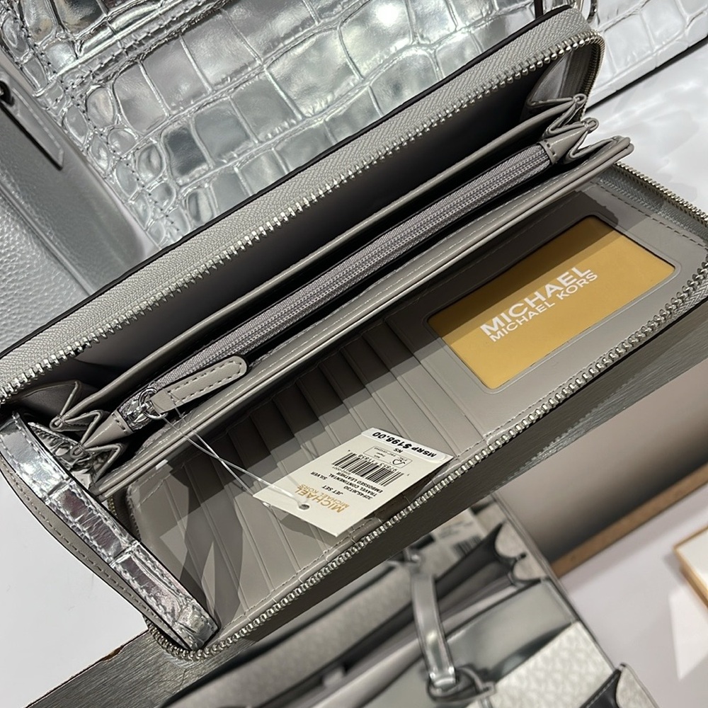 Michael Kors JST LgMetallic Crocodile Embossed Leather Continental Wallet
Silver - Picture 13 of 16